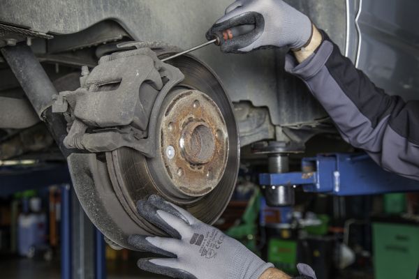 A man changing car brake